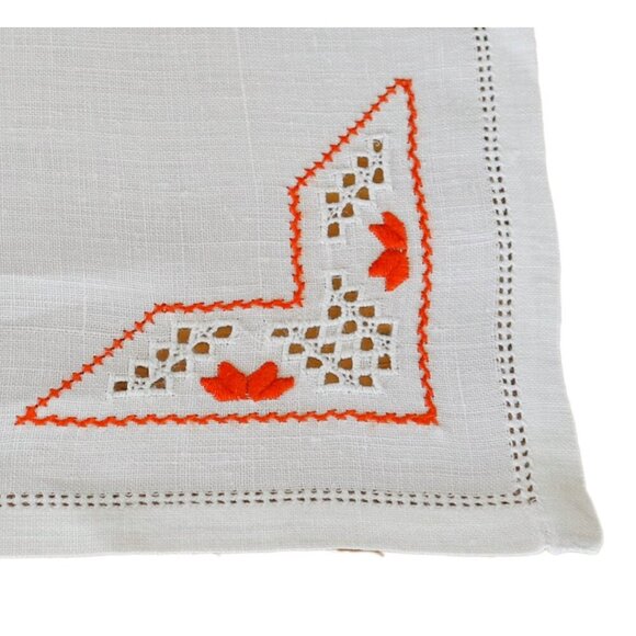 Vintage Small Linen Tablecloth & 4 Napkins Embroidered Openwork 1960s - Picture 6 of 6